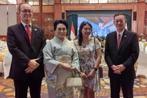 Japanese Consul Takeyama Kenichi Appreciates Rajapatni for the Japanese Emperor’s Birthday Greeting Card in ꦄꦏ꧀ꦱꦫꦗꦮ Javanese Script.