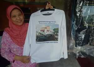 Toko Souvenir Gyani’s House Kuatkan Kota Lama Surabaya Dengan Kaos Beraksara Jawa.
