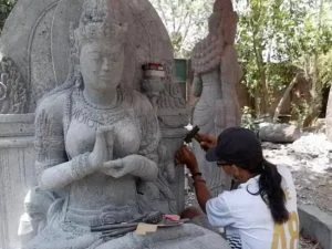 Seni Pahat Arca Trowulan Menjadi Pundi Ekonomi dan Pelestarian Warisan Budaya.
