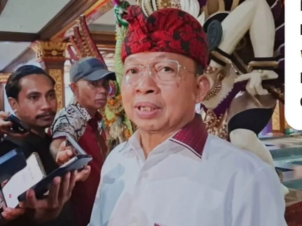 Gubernur Bali terpilih Koster Wayan Koster wajibkan penggunaan aksara Bali pada produk produk di Bali. Foro: barometer.