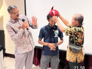 Pesepeda India Sahil Jha Melintas di Surabaya Dalam Misi Penyelamatan Tanah (Save Soil). 