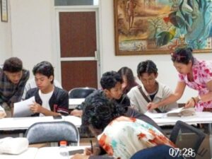 ꧌ꦏꦼꦭꦱꦏ꧀ꦱꦫꦗꦮ꧍ Kelas Aksara Jawa Dalam Tiga Bahasa di Rumah Bahasa Balai Pemuda Surabaya.