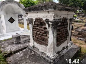 ꧌ꦩꦏꦩ꧀꧍ Makam Herman N. van der Tuuk (linguistik bahasa daerah) ꧌ꦩꦼꦤꦫꦶꦏ꧀ꦥꦼꦂꦲꦠꦶꦪꦤ꧀꧍ Menarik Perhatian Michiel Eduard (mantan produser musik Wieteke Van Dort).