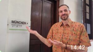 ꧌ꦄꦏ꧀ꦱꦫꦗꦮ꧍ Aksara Jawa Menghiasi Kelas Kelas Wisma Jerman Surabaya.