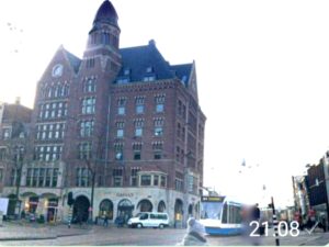 “Dam Square, I see you in love”, Ada Gedung Cerutu di Amsterdam.