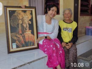Penari Legend Bali Niang Soli Terima Ita Surojoyo dari Puri Aksara Rajapatni..