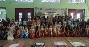SMP Hang Tuah 4 Surabaya Dan   SMAN 10 Surabaya Juarai Lomba Menulis Aksara Jawa.