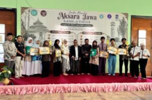 Lebih baik mana jika anak anak Nusantara piawai dalam menulis aksara Jawa atau aksara Korea?