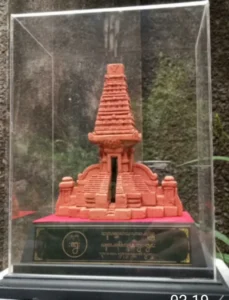 Miniatur Candi Bajang Ratu Untuk Tiga Juara Beruntung.